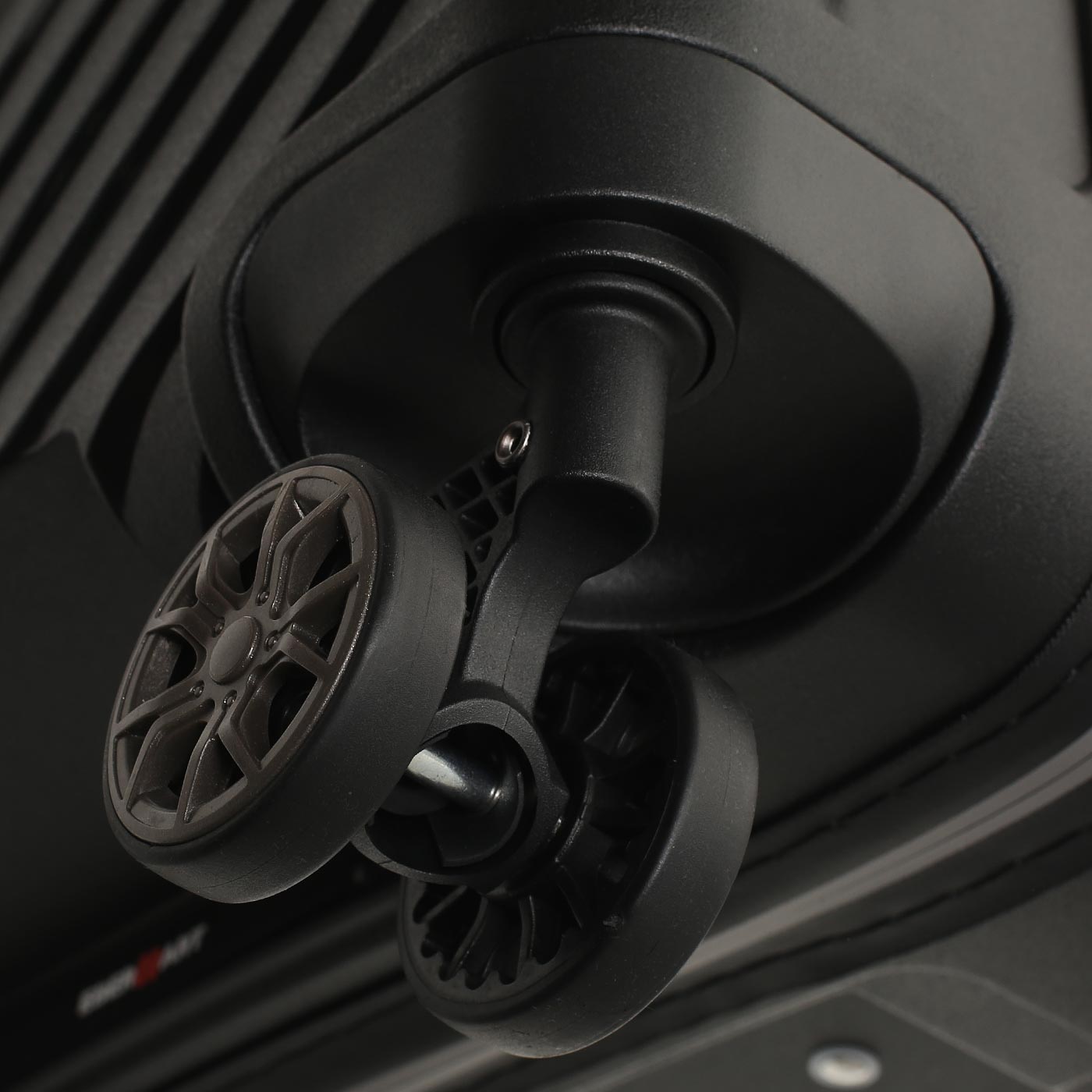 Чемодан большой L из полипропилена Eberhart Majestic 2.0